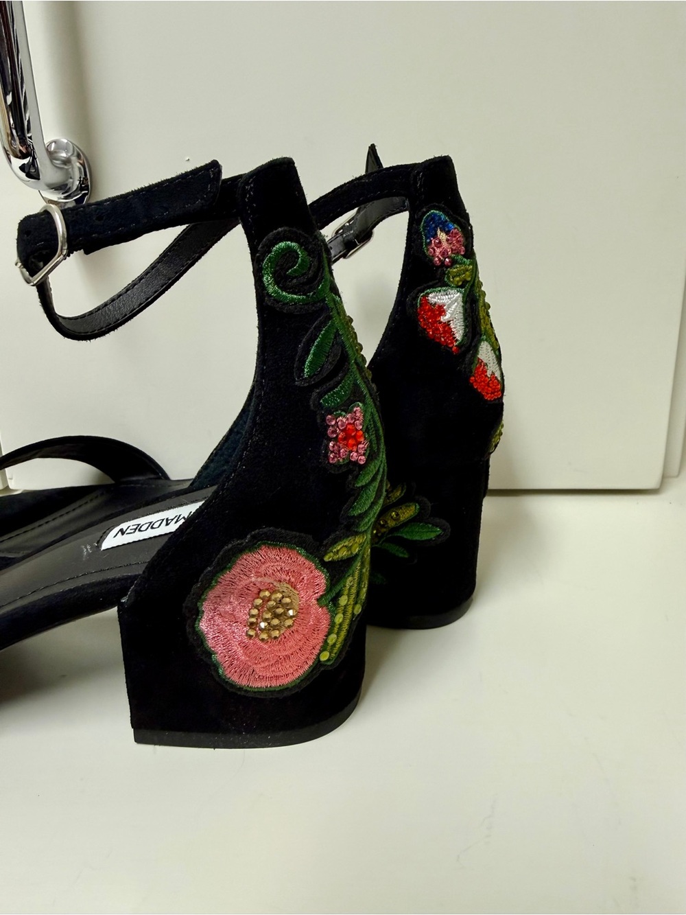 Steve Madden Inca Black Suede Embroidered Floral Block Heel Sandals Size US 8.5 - Picture 5 of 11
